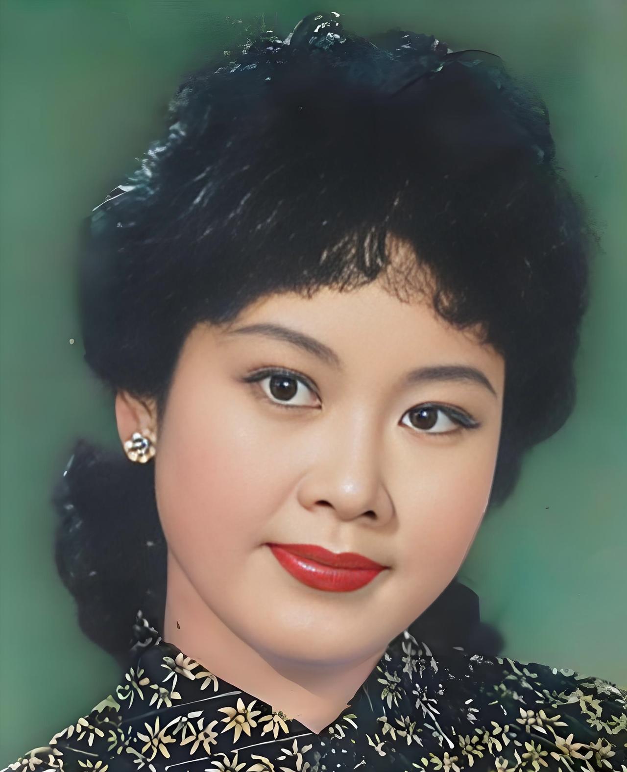 #明星#
当今中国歌坛，十大著名女歌唱家：
一、郭兰英
二、王昆
三、才旦卓玛