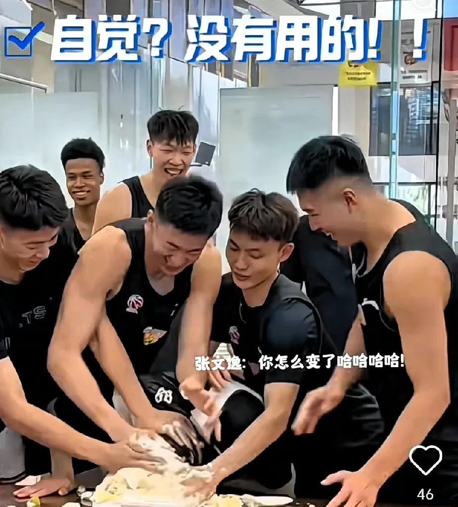 杜锋带领球员给杜润旺过生日，有一句话不吐不快，蛋糕砸脸，这种庆生方式不太好，浪费