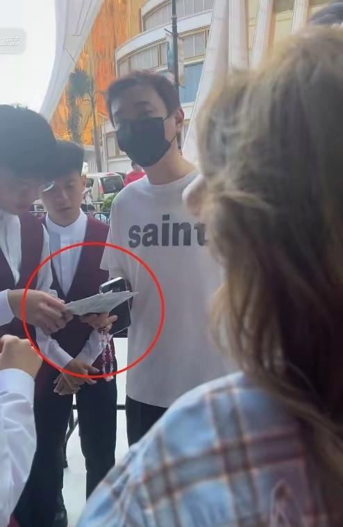 王思聪又豪气了，带一群美女澳门看权志龙演唱会，至少有10个以上，全买的是VIP座