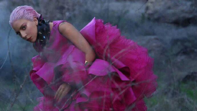 Gaga 的 2020 高定封面：把秀场款穿成超现实艺术装置，高定的高贵是她手里的颠覆性美学