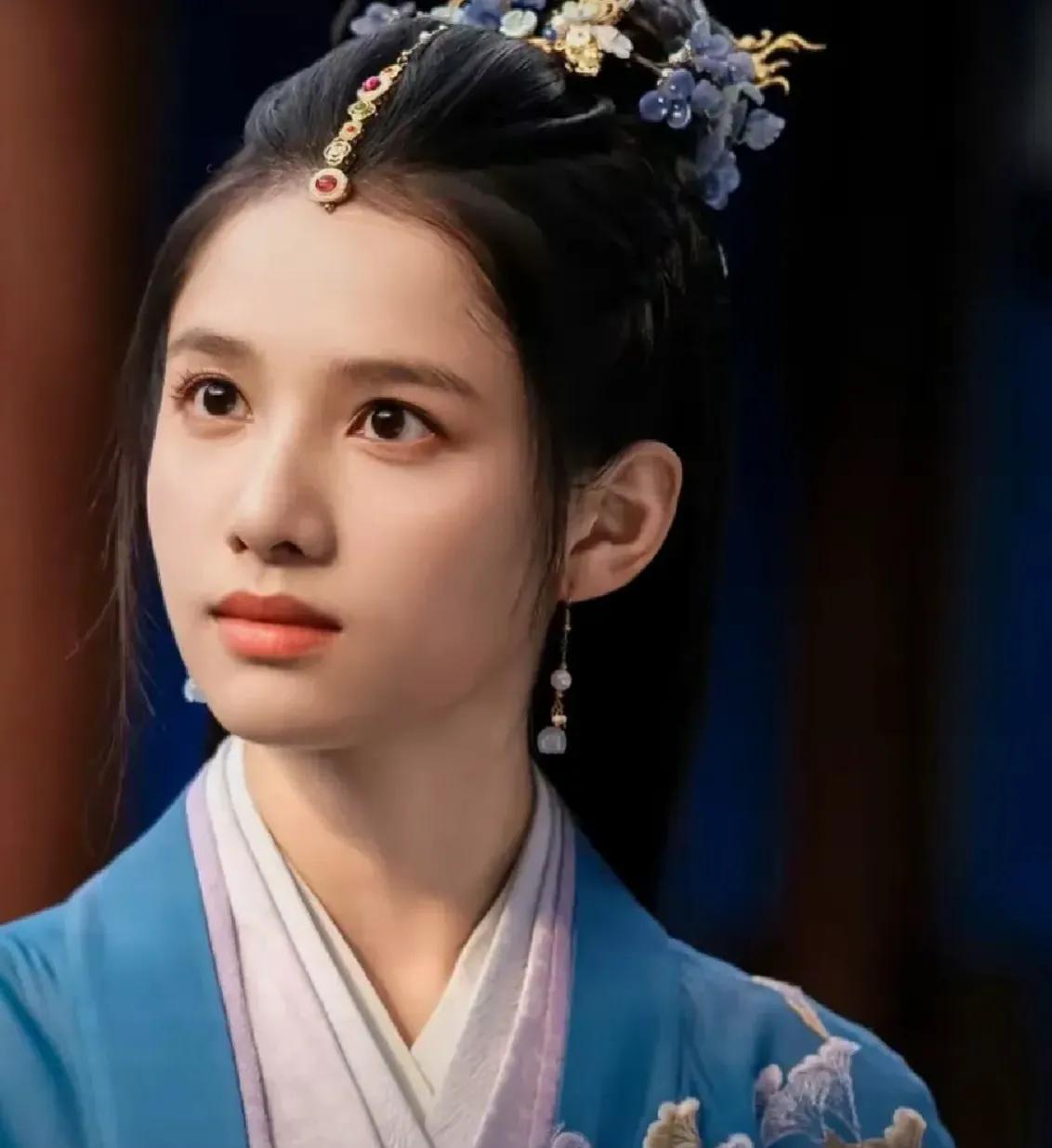 追剧《藏海传》  看到网上有人吐槽，说张婧仪饰演的女主颜值不高，没有气场，只能演