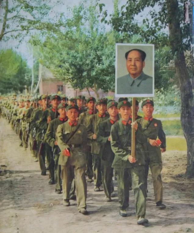 七十年代的解放军画报！      看画报，迎八一，               
