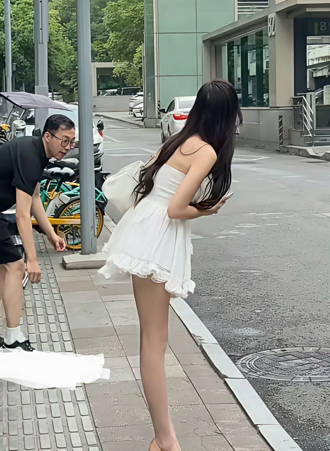 这位哥们不尴尬吗？笑死我了。