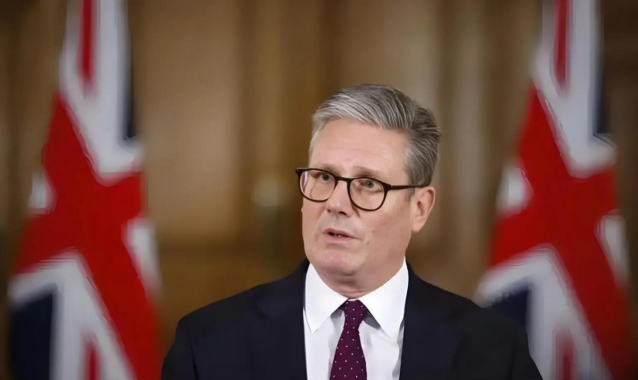 英国首相主张向乌克兰派遣1万维和部队。
据英国《星期日泰晤士报》报道，英国首相斯
