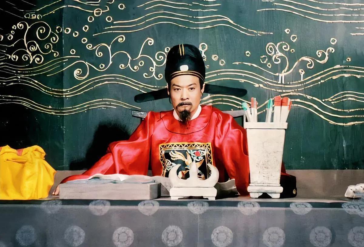为什么贾雨村知道英莲的身世却不救她？
因为贾雨村实际上是贾府或者四大家族选出来的