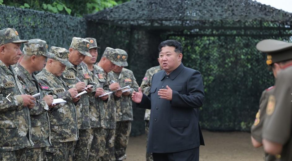 火炮射击很重要，换装新式野战服的人民军各级指挥官，认真记录、仔细聆听。
就在23