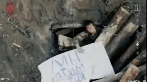 队长，别开枪！2名躲在掩体内的士兵向乌军无人机打出“我们想投降”的横幅，在得到对