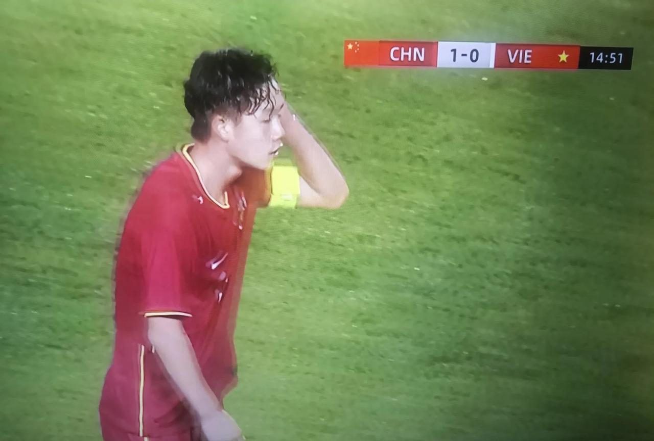 以后看球，还是看中国男足U16吧！大雨中，中国男足2比0领先越南队了！
    