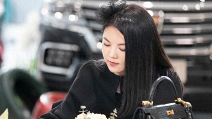 李湘账号被平台“冻结”，从风光一姐到全民吐槽，这些细节让她路人缘彻底崩了？