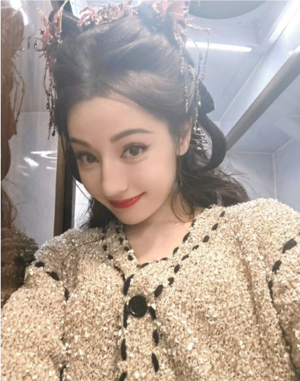 迪丽热巴的一切萌点 

此女完全长我萌点上 一举一动都觉得她好可爱 ​​​