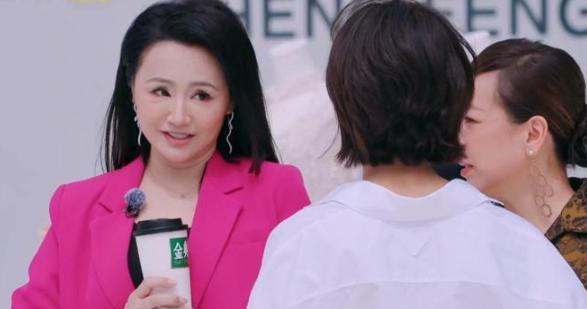 从万人追捧到全网群嘲，曹颖的翻红之路就像她直播间卖的手表——表面镶钻实际掉漆。 