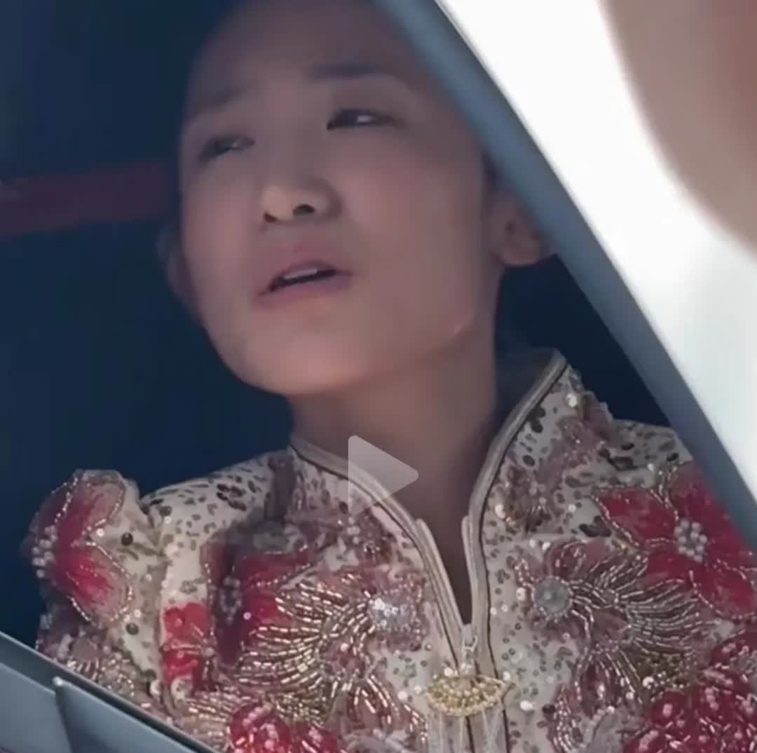 山东郓城有一女子，收了彩礼后，在婚车上却不肯下来，还试图打120来逃婚。随后11