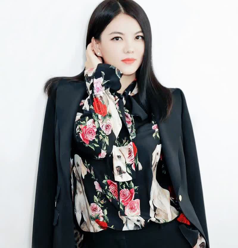 一真认为李湘就是爱逛爱吃爱晒，
现在才明白，好多人都想岔了！
说她背后有
