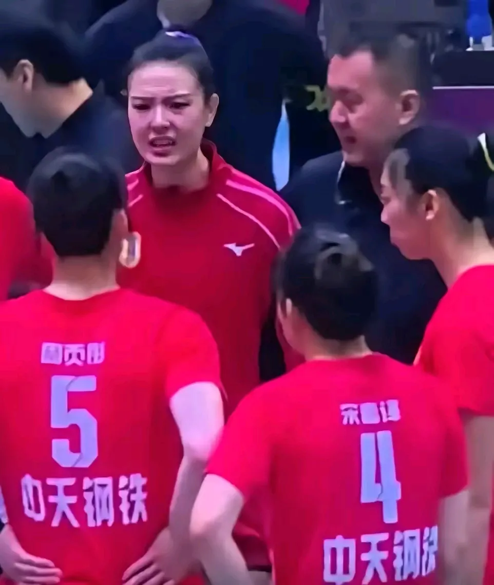 洛杉矶奥运周期谁会成为新一届中国女排队长呢？

三选一：丁霞、张常宁、李盈莹
