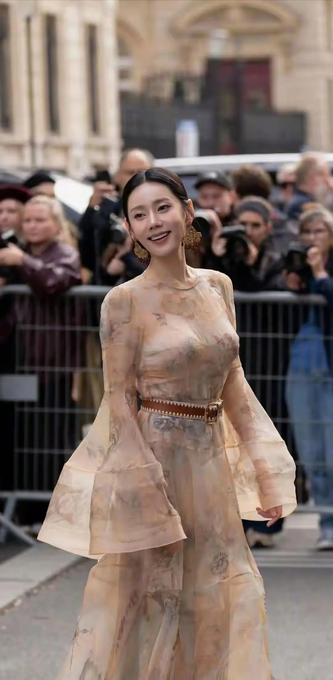秋瓷炫巴黎时装周压轴登场，透视纱裙配腰封美到窒息，生图绝了！