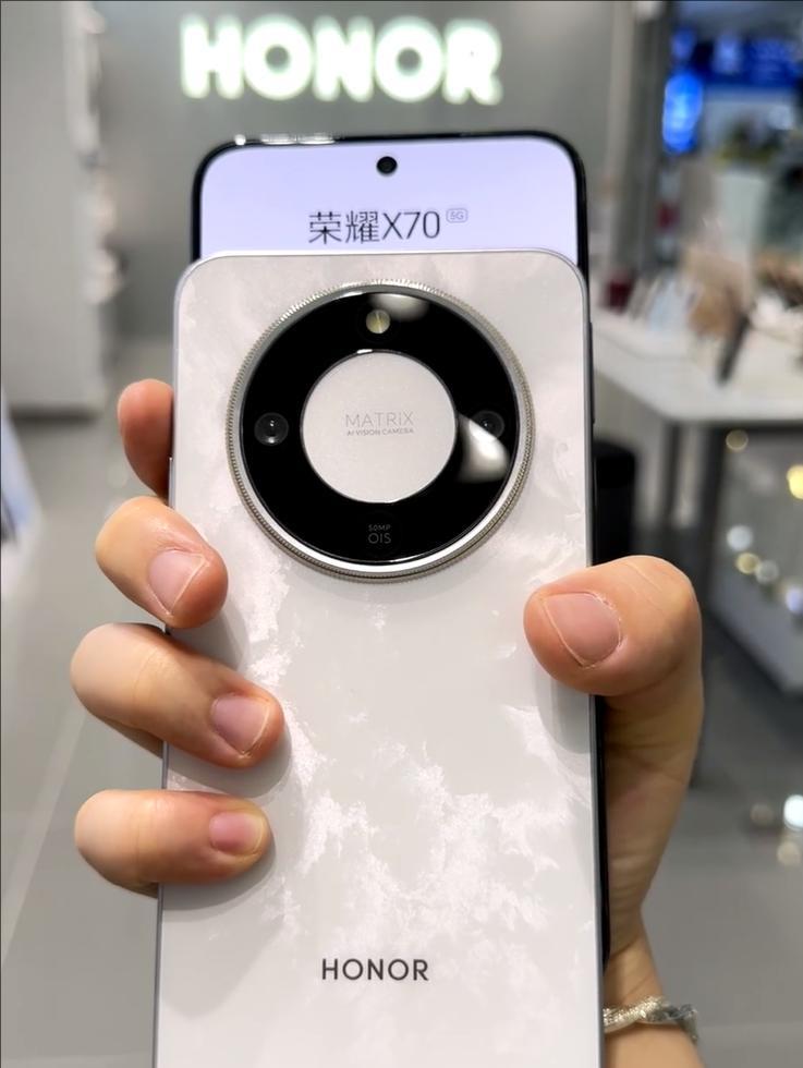 荣耀X70这块屏幕越级了，6000尼特峰值亮度、1.3mm极窄边框、直屏设计、绿