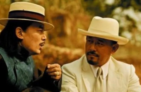 2010年，姜文筹拍《让子弹飞》，“武举人”这个角色，迟迟找不到演员，他就给弟弟