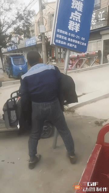 有一位大爷正开着三轮车呢，瞧见一个广告牌歪歪斜斜的。他就停下车，操起一把斧子用力