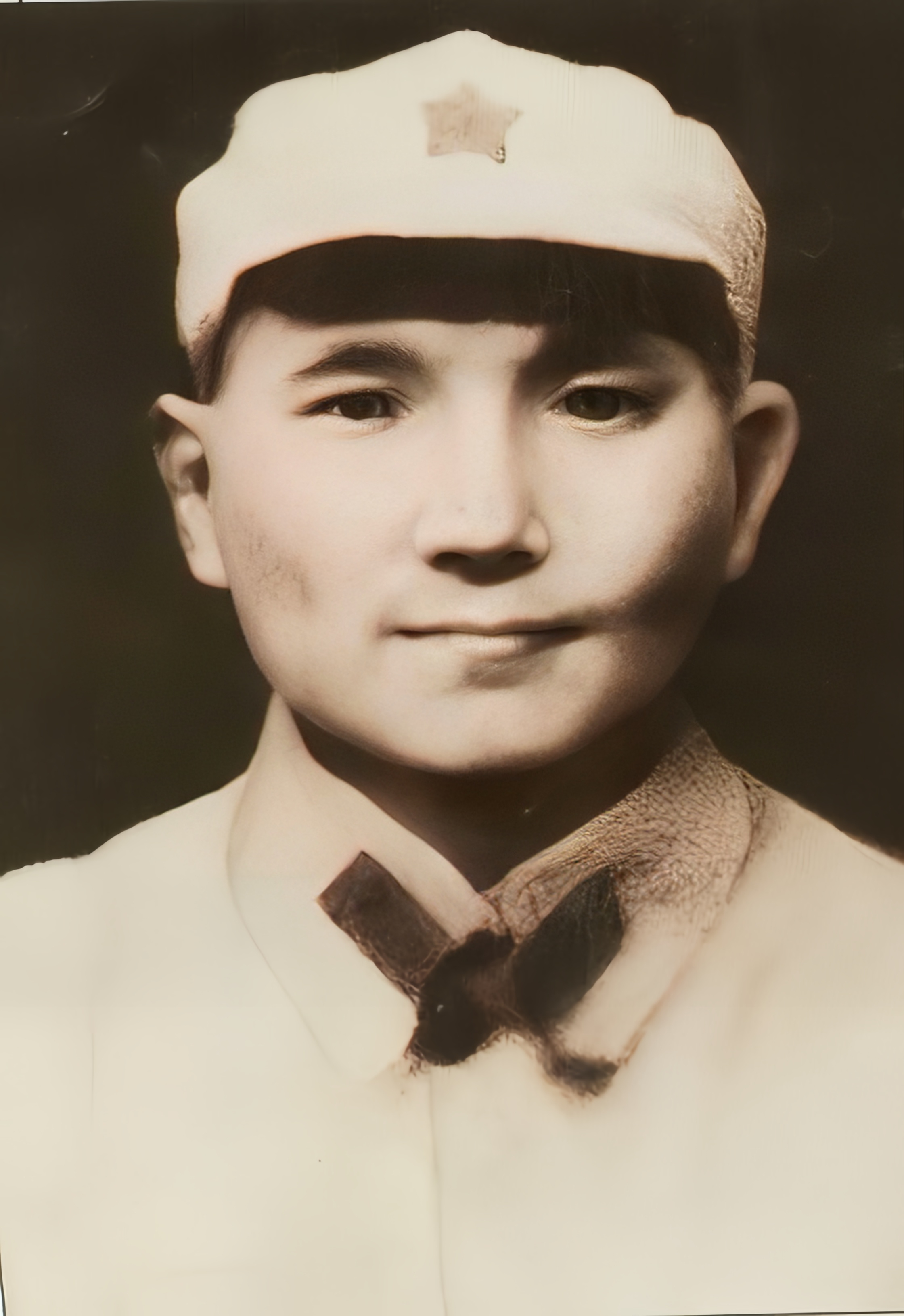 1933年邓小平因为支持毛主席的正确路线，遭到左倾错误路线的打击，他被撤销职务，