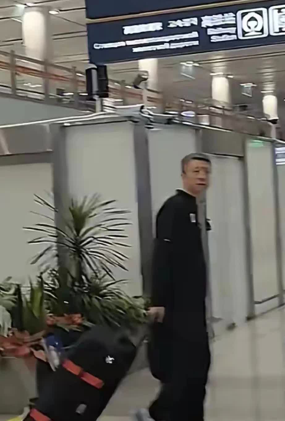 中国男篮为什么不能坐包机？
       看报道，中国男篮今天几经反转，乘飞机
