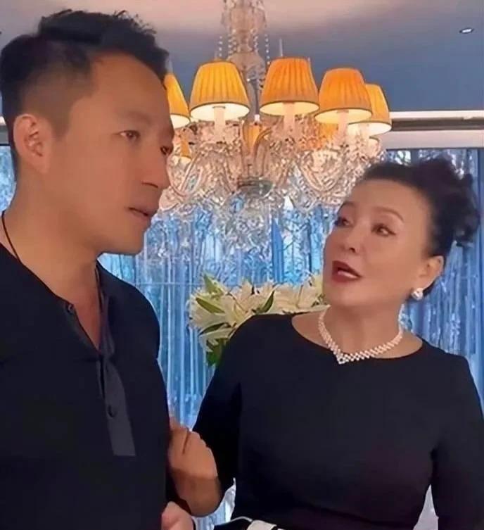 张兰作为公民，现在是外籍了，国籍都混没有了。作为企业家，俏江南对赌输掉了，代加工