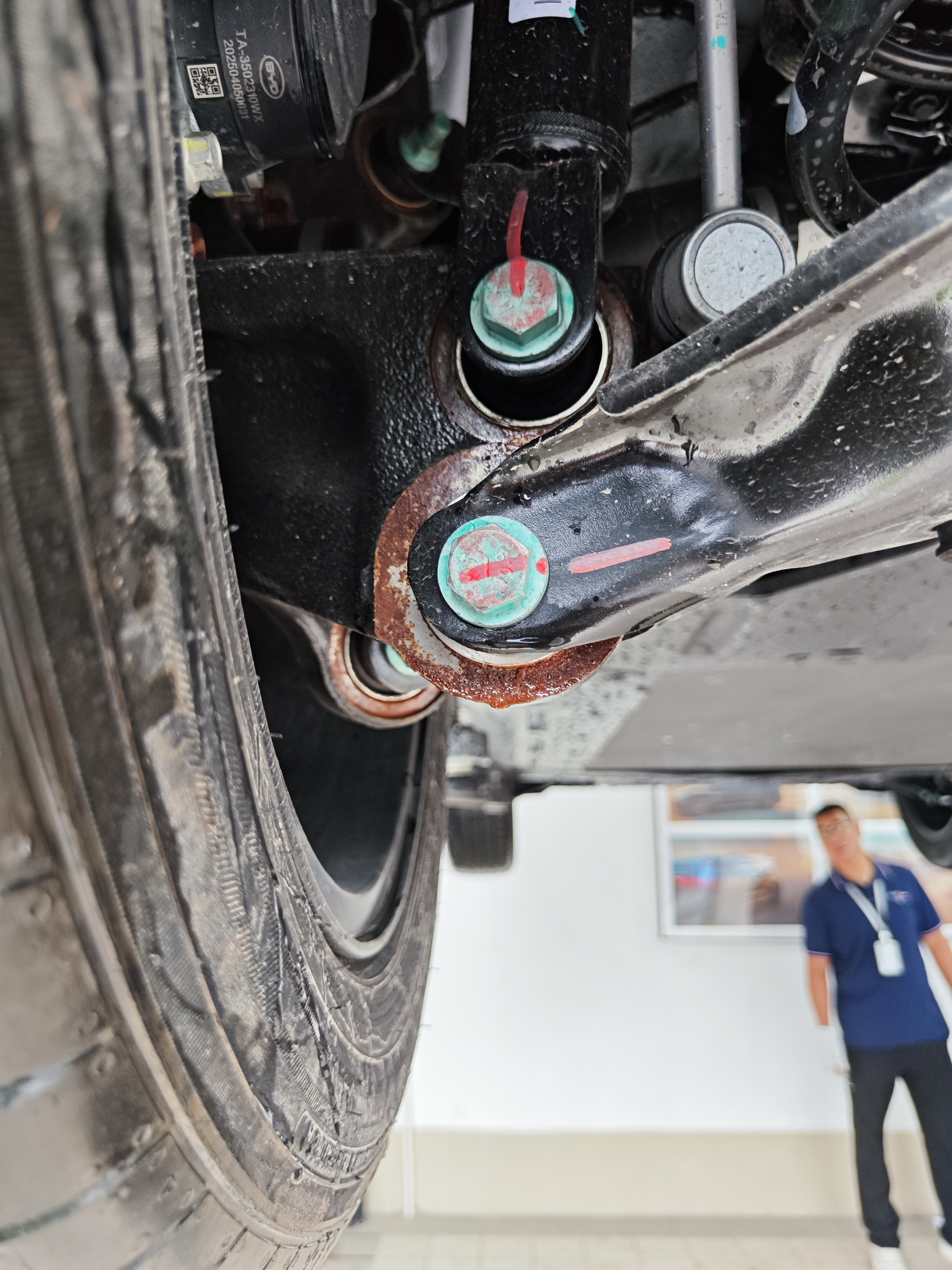 新车，价格12w的。这里生锈正常吗？