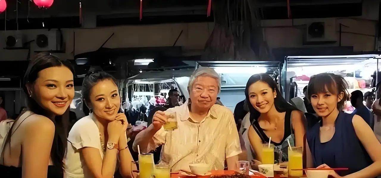 金庸评价：蔡澜才是真正潇洒的人，称得上“第一流的通达”。
蔡澜说：“我喜欢有生命