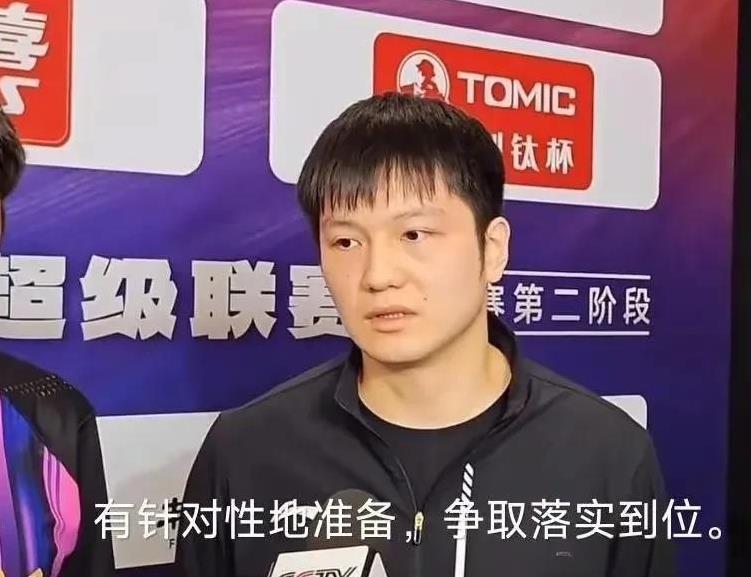 你看比赛，有一幕就是球掉在中间，偏松岛辉空那边，他就是不捡。
樊振东做了个要去捡