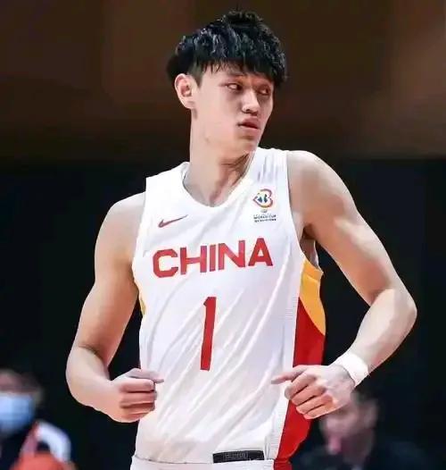球迷眼中下一个登陆NBA的人选
    近段时间，青岛国信制药队杨瀚森成功登录N