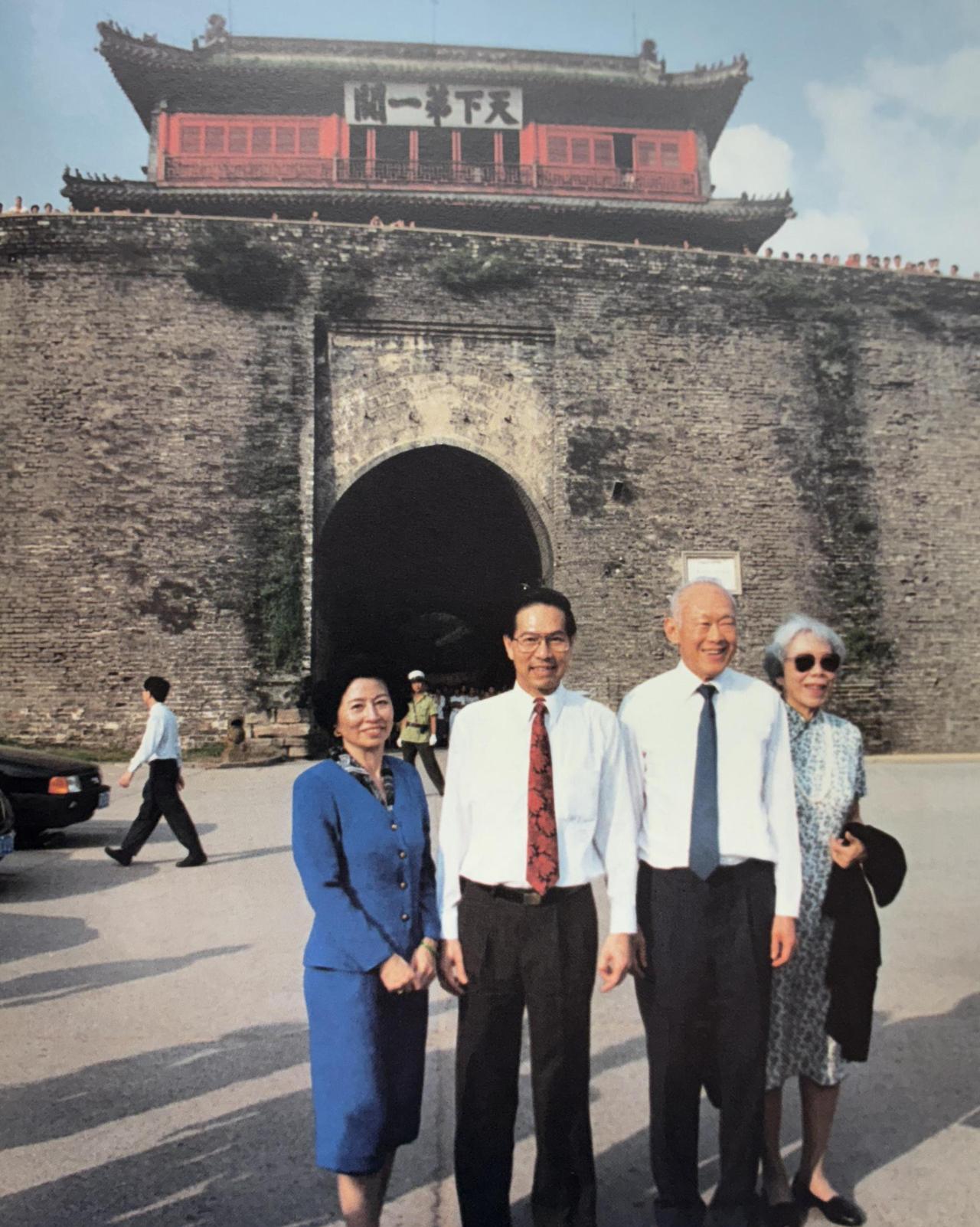 1995年8月来华访问的新加坡总统王鼎昌（左二）和内阁资政李光耀（左三）在山海关