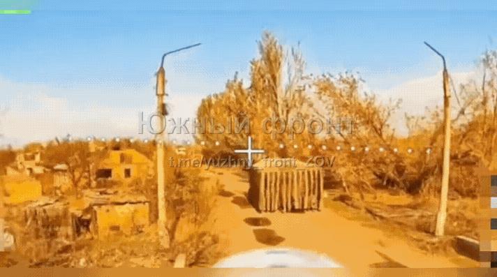 乌军的“龟壳”装甲车中看不中用，在康斯坦丁诺夫卡南口方向！被俄军无人机打爆！
乌