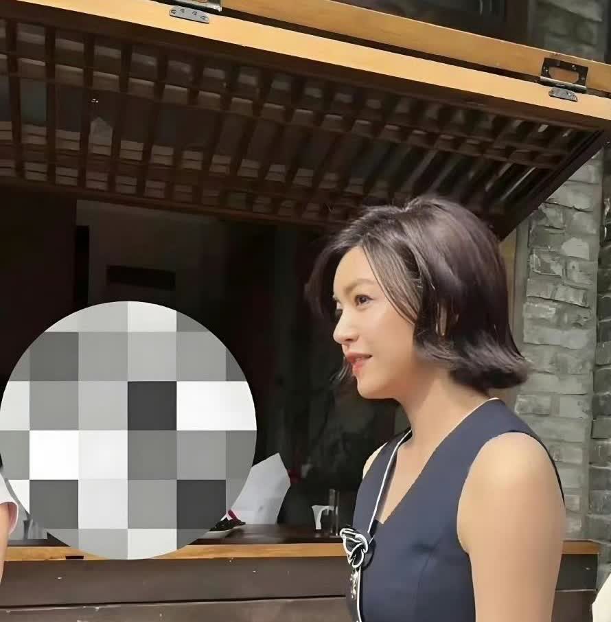 网友说影视圈如果有普女排行榜，那陈妍希绝对榜上有名，和陈晓分开后42岁的她模样大