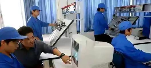 他在咖啡店用公共WiFi传输绝密文件，一次卖5000美元！