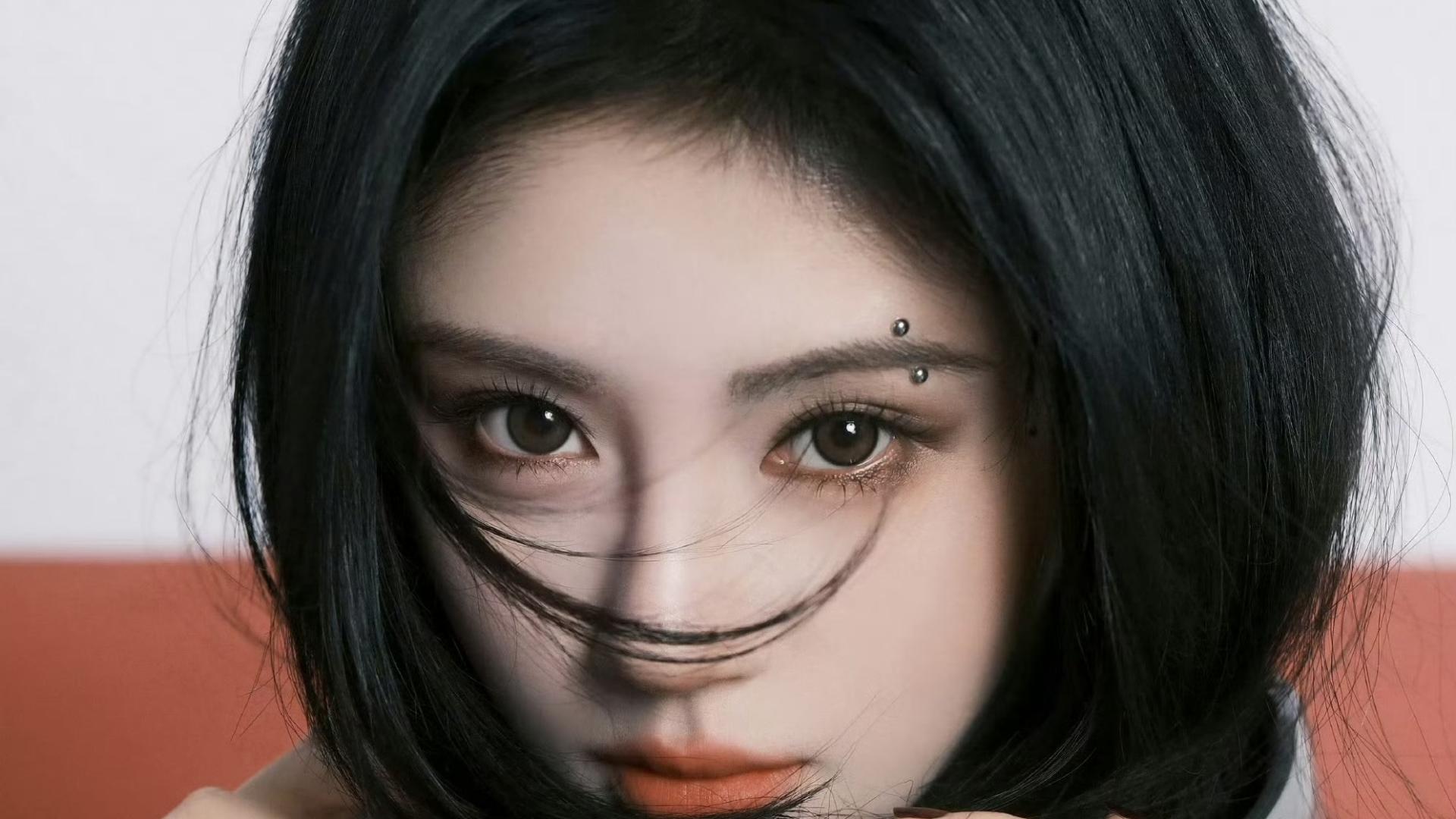 鞠婧祎眉钉造型炸场AVIA直播，“酷飒学姐”颠覆审美引全网狂欢