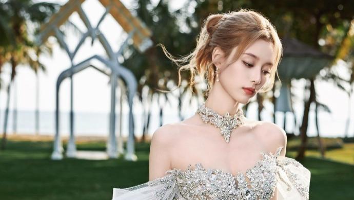 海边仙子徐艺洋：演绎极致时尚叙事｜把“甜御美学”焊在了身上