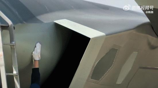 歼20一落地地勤就开始擦了，这就是专业！
你糊弄武器，武器在关键时刻就糊弄你。这