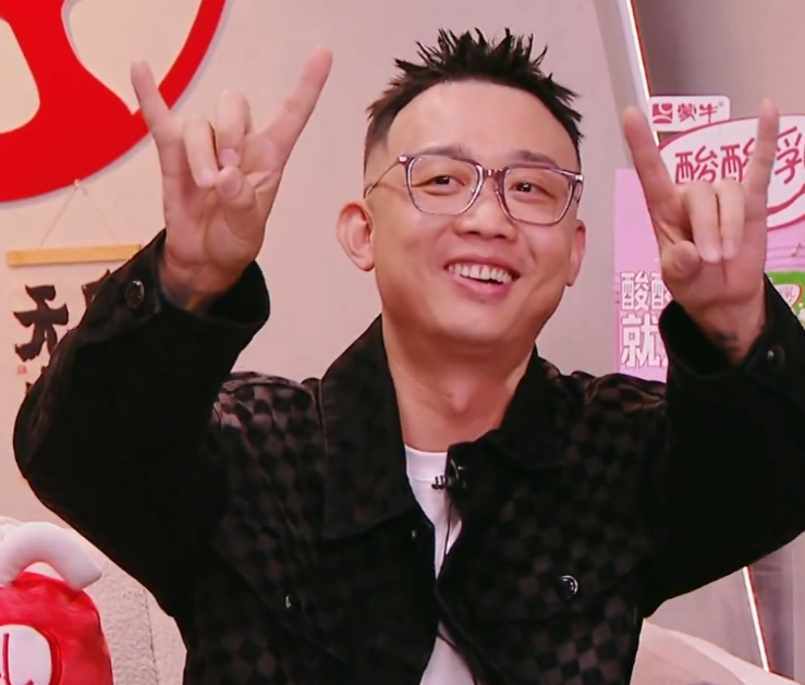 当何炅宣布GAI被淘汰的那一刻，其他歌手的反应截然不同：

最鲜明的当属和GAI