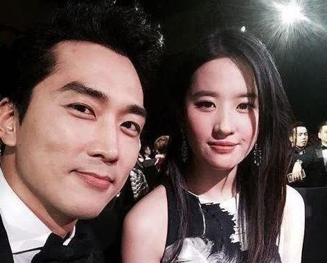 仔细想想，

刘亦菲也挺不容易的。

顶着这么完美的一张脸，

37