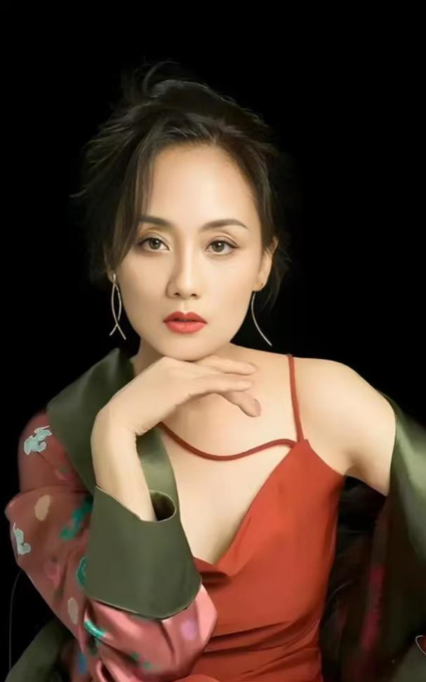 李颖，1968年4月15日出生于上海 。1992年以模特身份出道，同年出演《三毛