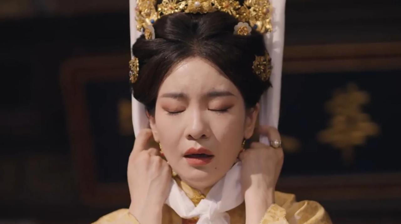 《雁回时》热播
苗贵妃被赐白绫
最伤心的人莫过于庄寒雁
如果不是她以旧情胁迫苗贵