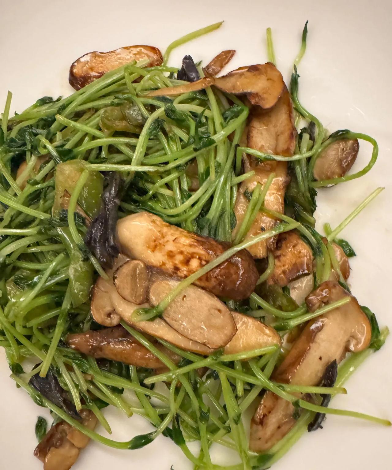 这两道菜
199元卖给上海人都不算贵！
松茸炒的豌豆苗，用的猪油，香甜无比
松茸