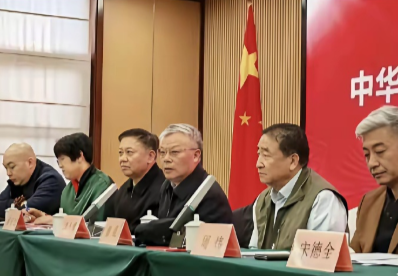 周炜当选会长引众怒！满头白发难掩争议，郭冬临效应再应验。
​​50岁的周炜近日当