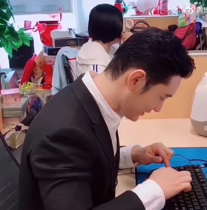 黄晓明还是挺聪明的的，虽然报名考博了，但是却压根没参加考试。
美其名曰和中餐厅撞