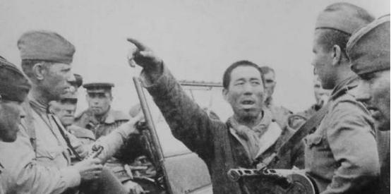 1945年蒋介石正与美国商量，计划利用美国军舰将国民党军队运送至东北，然而，与此