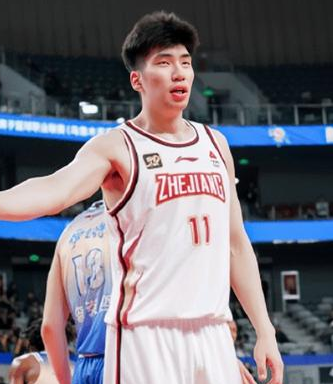 余嘉豪不满自己绝杀超时被误判！在西乙季前赛Alega Cantabria和Clu