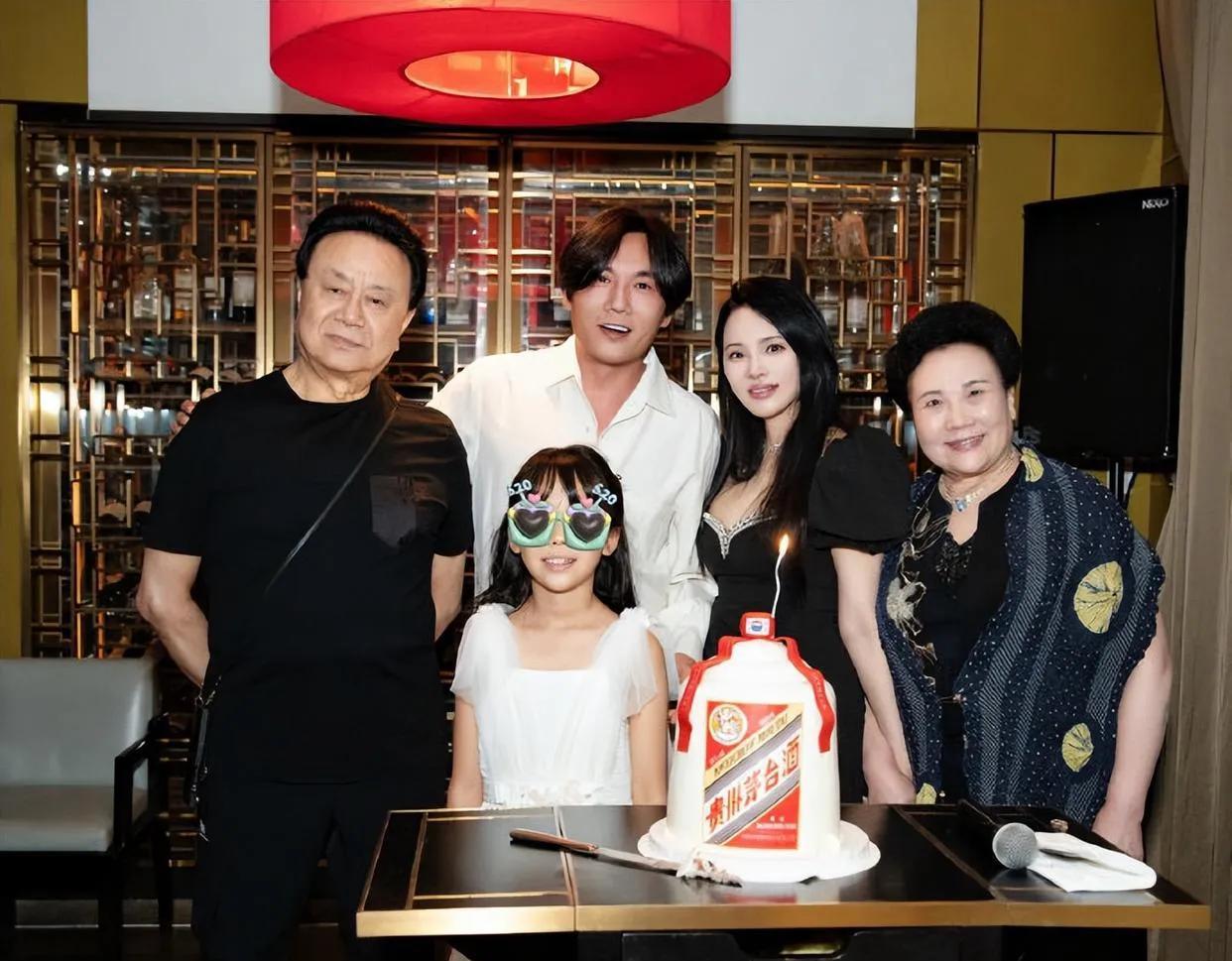 伊能静为秦昊庆生，夫妻甜蜜同框高调撒糖，一家老小全出镜好有爱。5月19日，伊能静