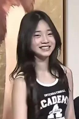 小S三女儿出席了姐姐（Lily）的画展，姐妹俩在媒体镜头前合影。二女分享了这幅画