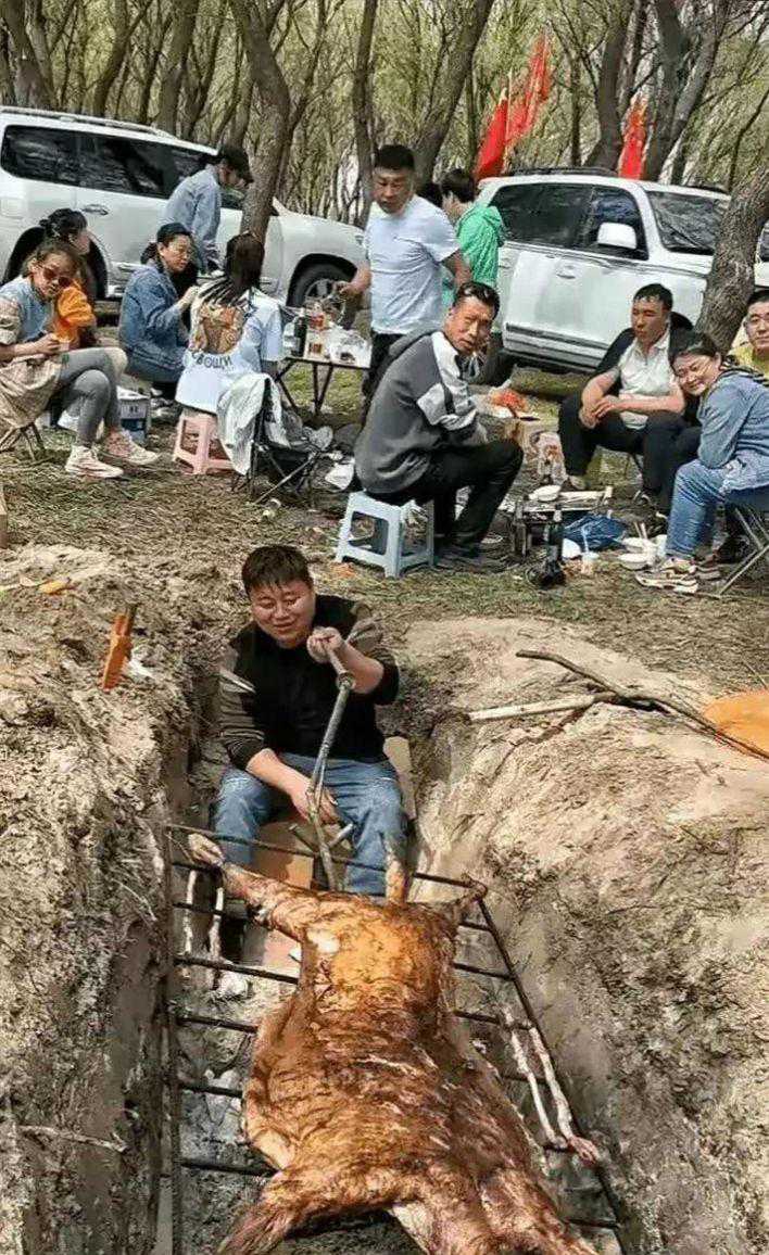 公司团建，看得出来谁地位最低了。