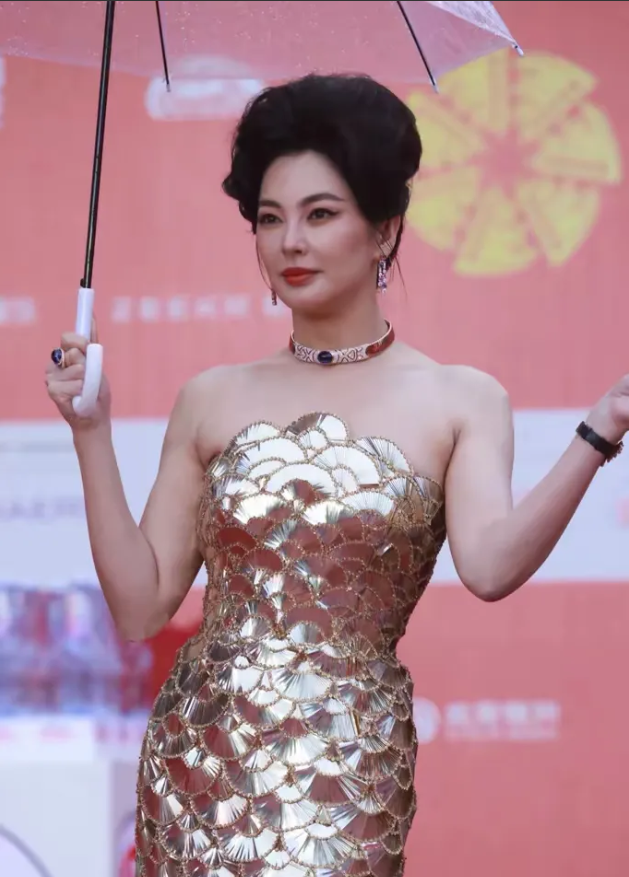张雨绮这是得罪了造型师吗？
以前她不是挺好看的吗？在《美人鱼》里，她是多么妩媚妖
