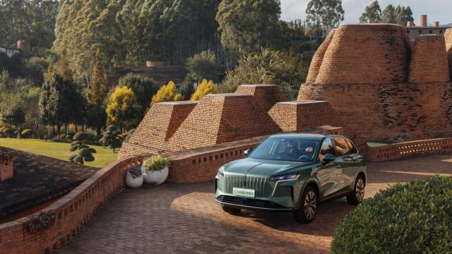 大空间、长续航的红旗HS6 PHEV，国家队造的“新势力”